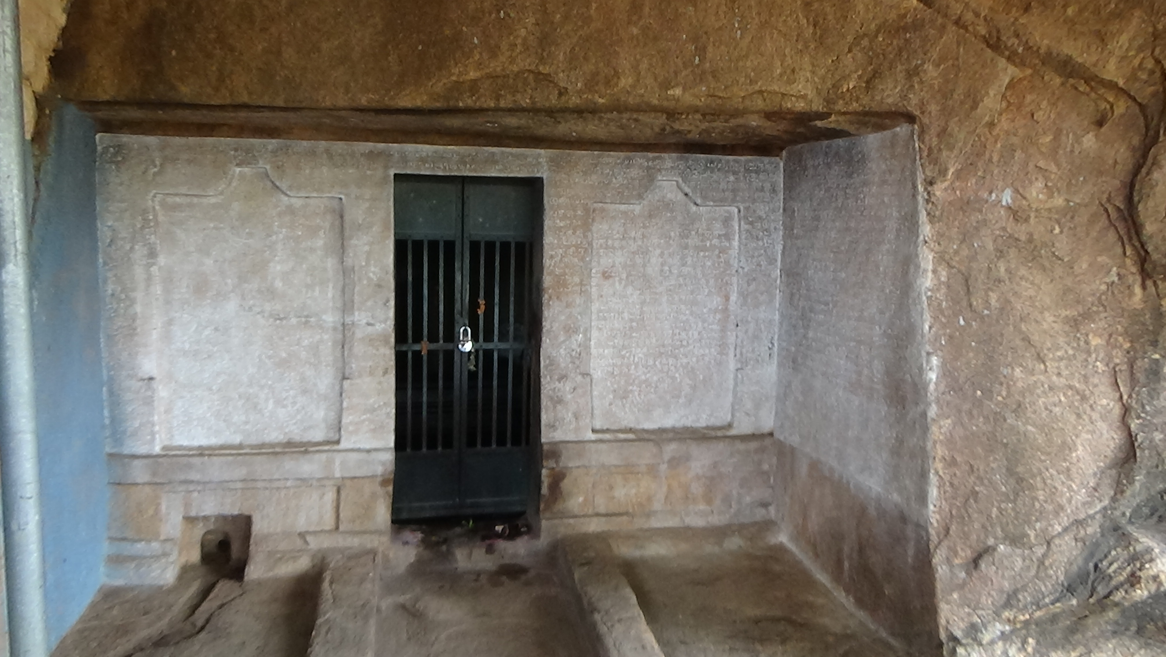 கல்வெட்டுகள் பொறிக்கப்பட்டுள்ள நுழைவாயில் பகுதி