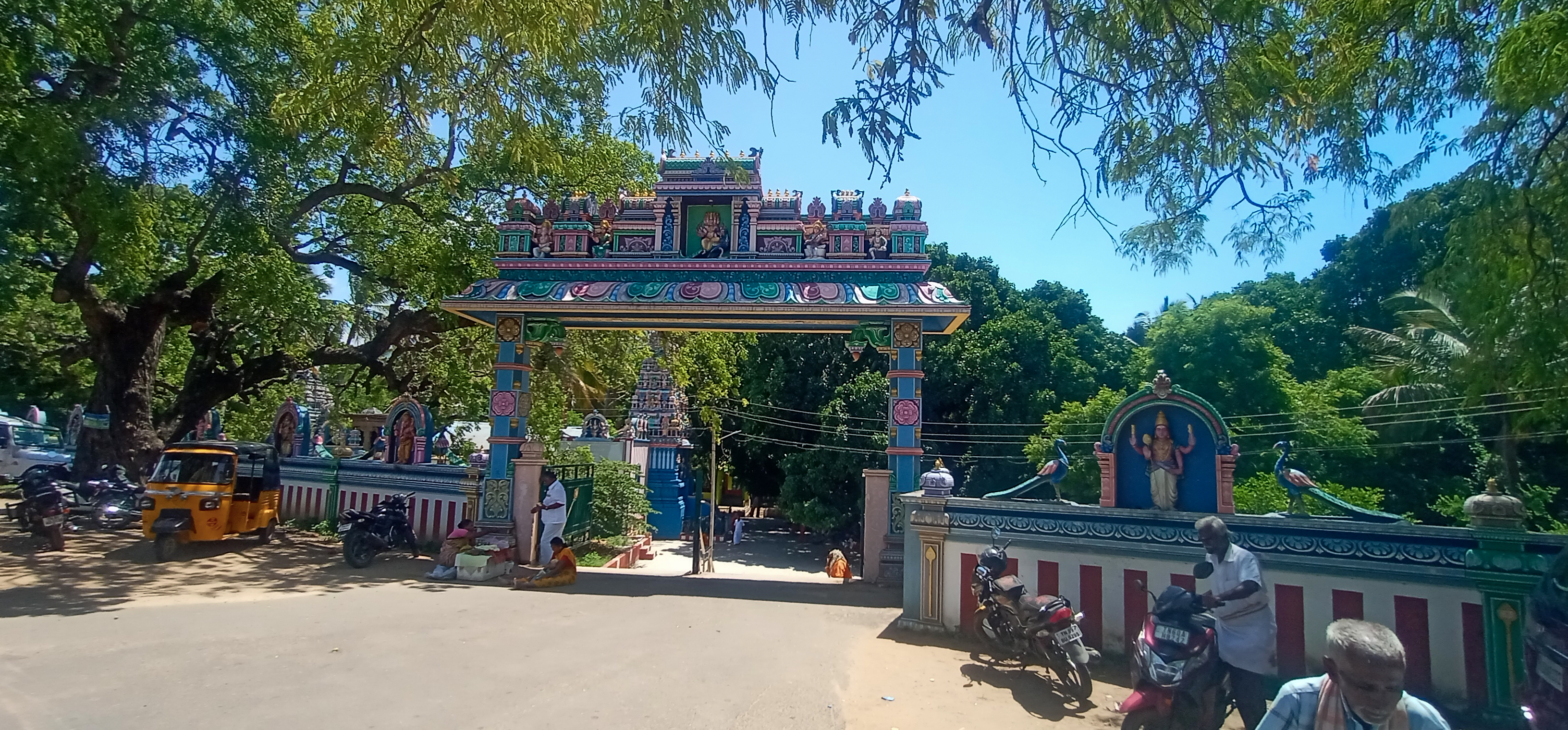 விருப்பாச்சி ஆறுமுக நாயனார் கோயில் நுழைவாயில்